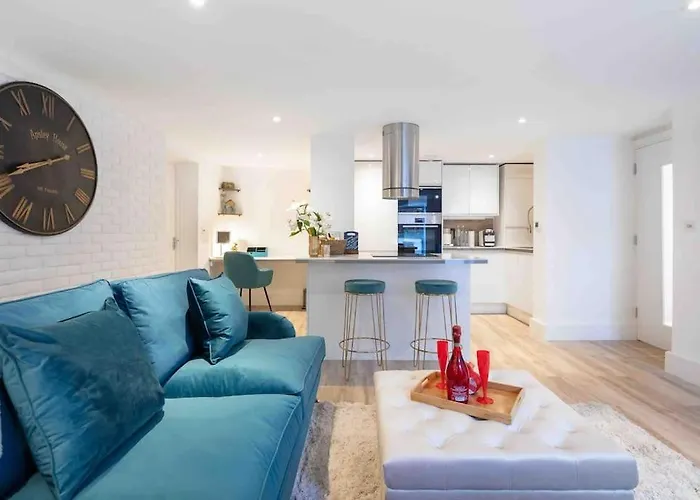 Luxury 2 Bedroom Apartment With Private Terrace & Parking - Wanstead, Escape London In London