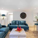 Luxury 2 Bedroom Apartment With Private Terrace & Parking - Wanstead, Escape London In London