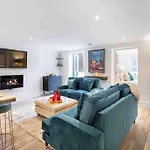 Luxury 2 Bedroom Apartment With Private Terrace & Parking - Wanstead, Escape London In London