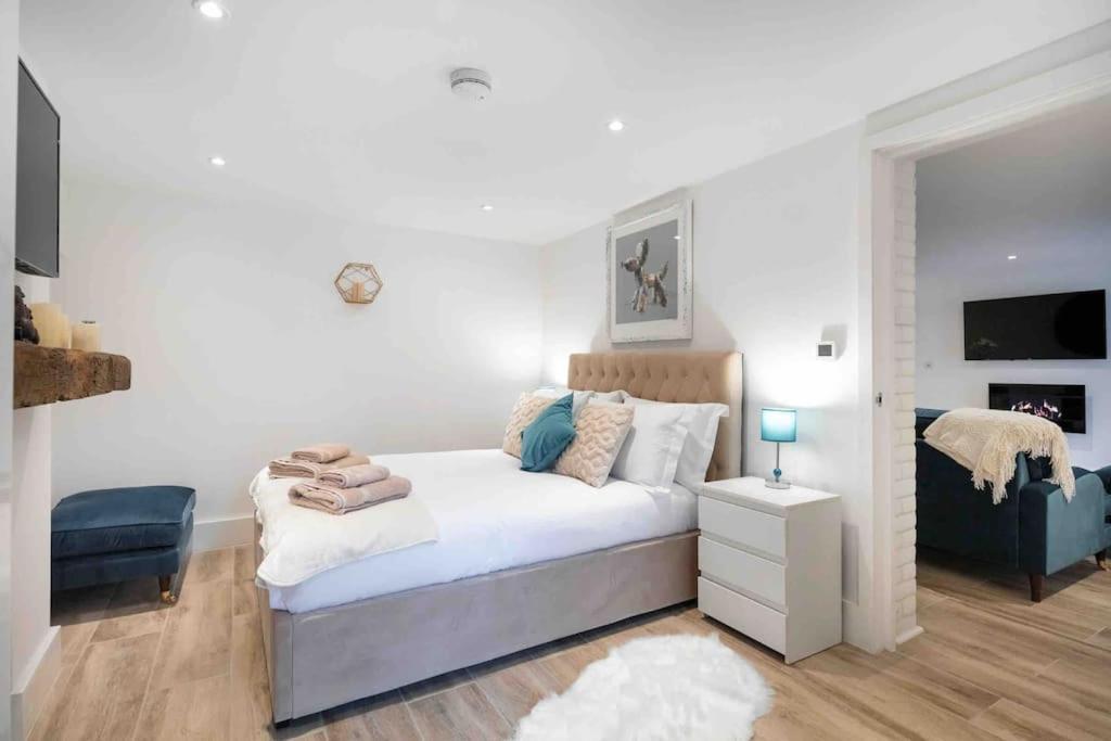 Luxury 2 Bedroom With Private Terrace & Parking - Wanstead, Escape In * Londra