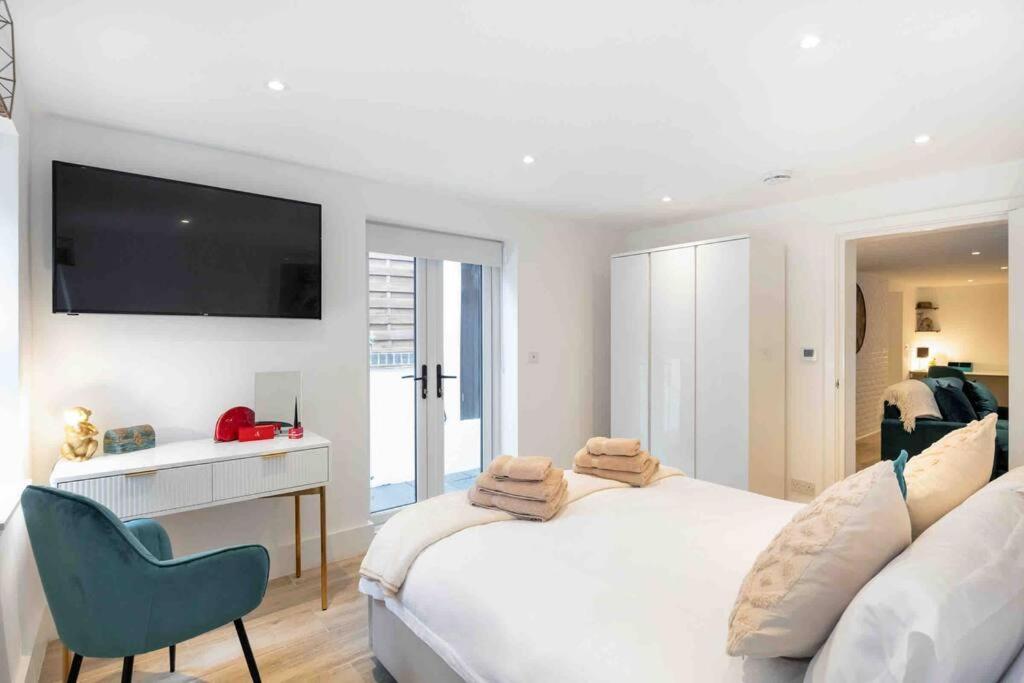 Luxury 2 Bedroom With Private Terrace & Parking - Wanstead, Escape In Appartamento *