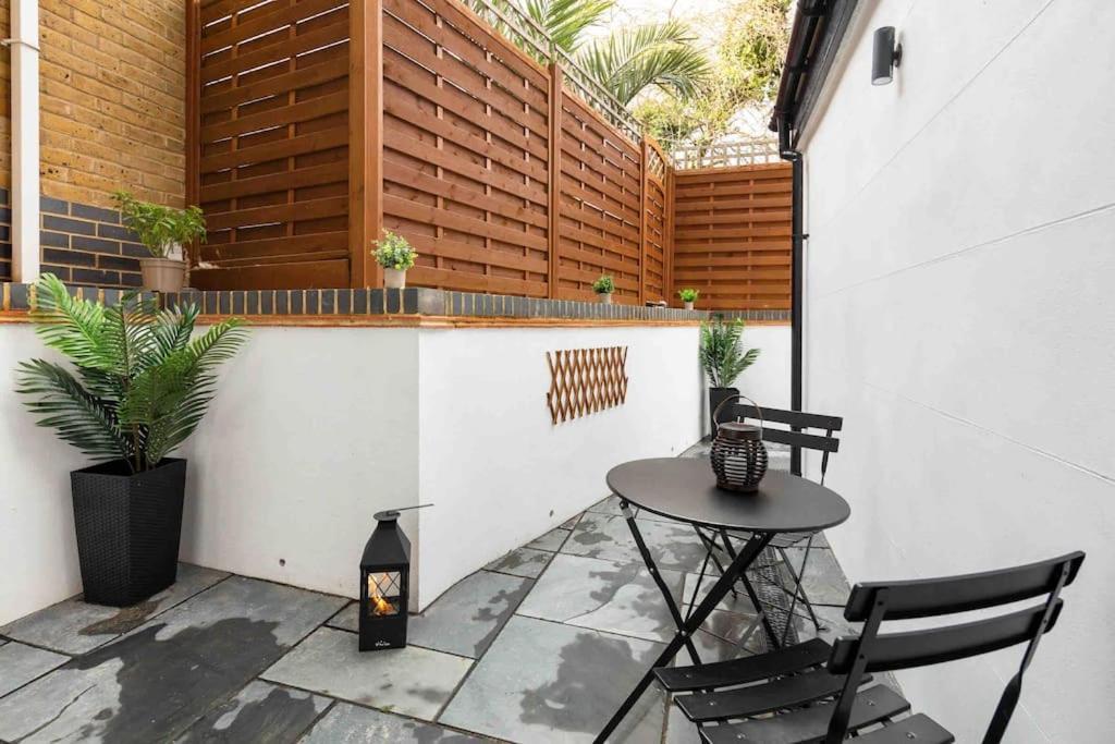 Luxury 2 Bedroom With Private Terrace & Parking - Wanstead, Escape In * Londra