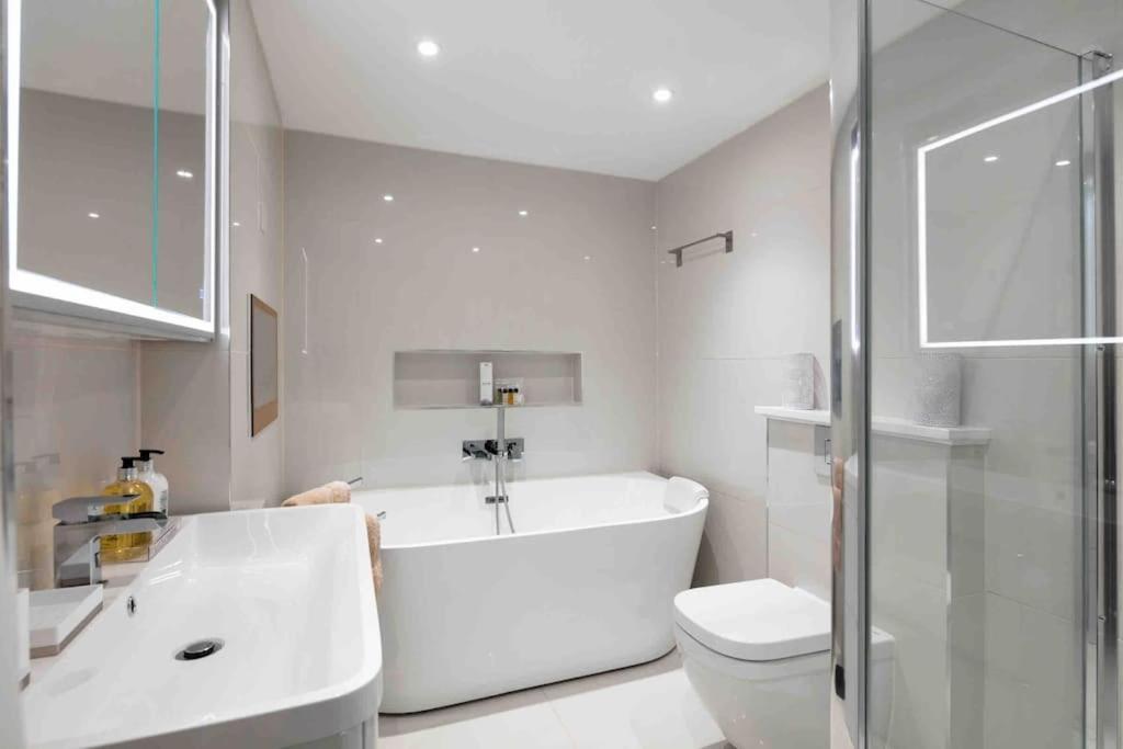 Luxury 2 Bedroom With Private Terrace & Parking - Wanstead, Escape In Londra