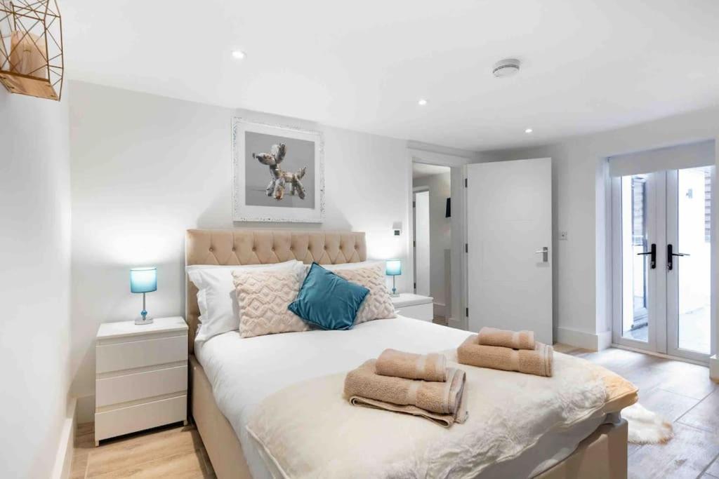 Luxury 2 Bedroom With Private Terrace & Parking - Wanstead, Escape In *