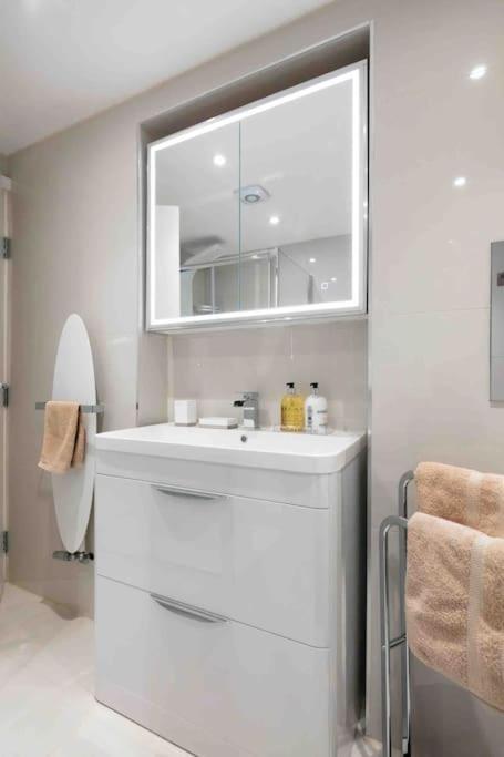 Luxury 2 Bedroom With Private Terrace & Parking - Wanstead, Escape In Appartamento
