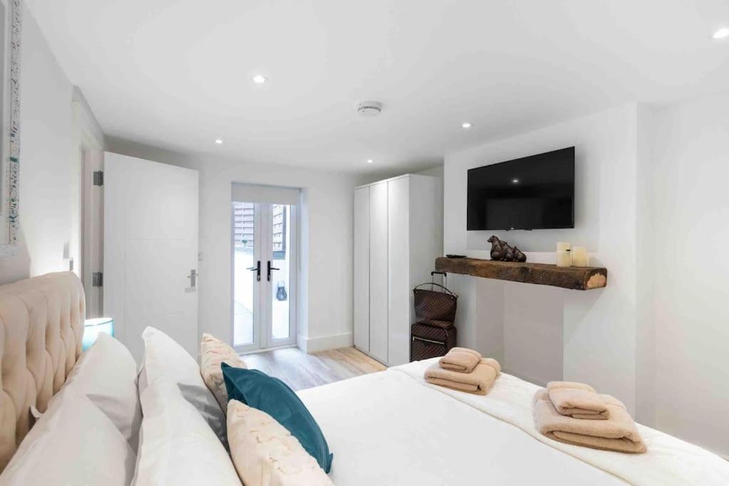 Luxury 2 Bedroom With Private Terrace & Parking - Wanstead, Escape In Appartamento *