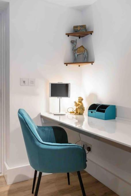 Luxury 2 Bedroom With Private Terrace & Parking - Wanstead, Escape In