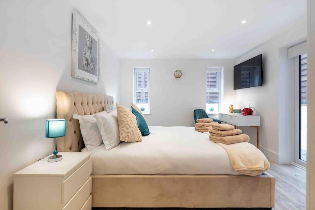 Luxury 2 Bedroom With Private Terrace & Parking - Wanstead, Escape In Appartamento *
