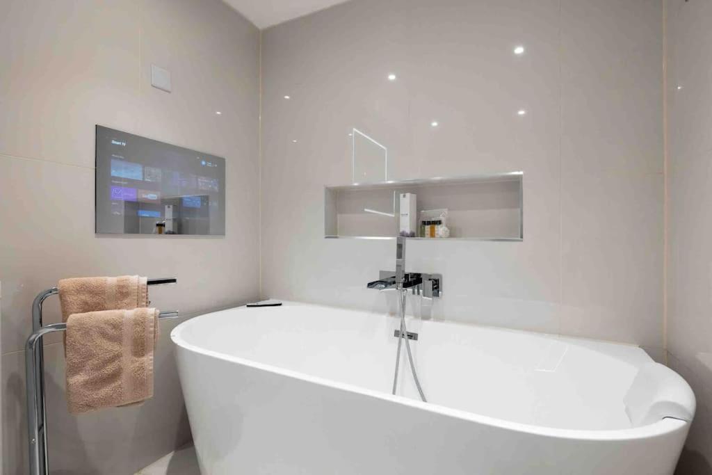 Luxury 2 Bedroom With Private Terrace & Parking - Wanstead, Escape In Londra