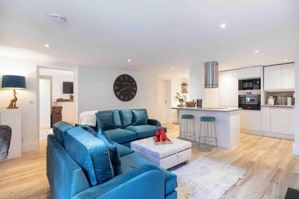 Luxury 2 Bedroom With Private Terrace & Parking - Wanstead, Escape In Appartamento