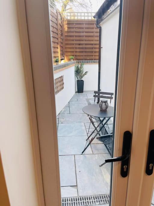 Luxury 2 Bedroom With Private Terrace & Parking - Wanstead, Escape In * Londra